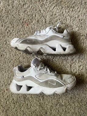 Nike RYZ sneakers